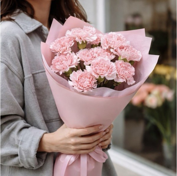 11 розовых гвоздик