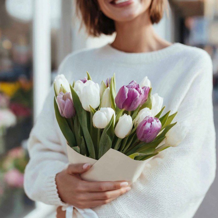 13 бело-сиреневых тюльпанов