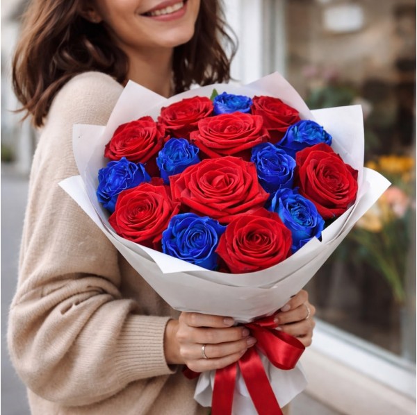 15 сине-красных роз