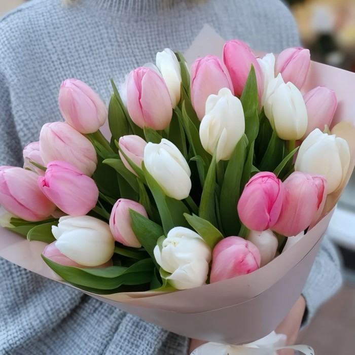 Букет 25 розовых и белых тюльпанов