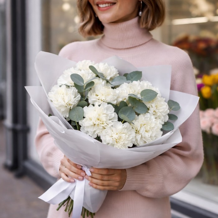 Букет 11 белых диантусов с эвкалиптом