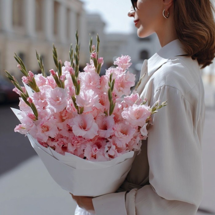 Букет 11 розовых гладиолусов