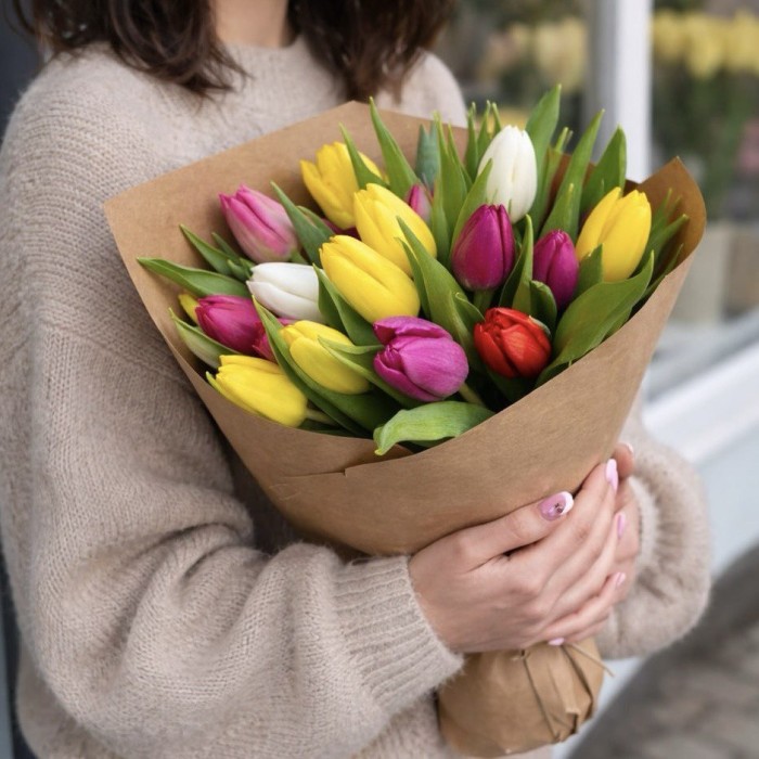 Букет 17 разноцветных тюльпанов