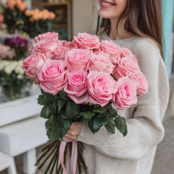 17 розовых роз 50 см