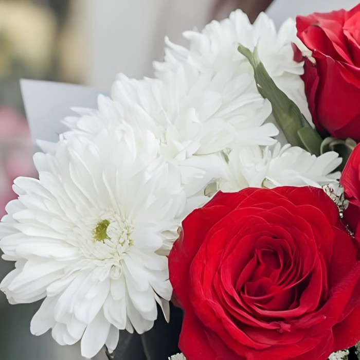 3 красные розы и кустовая хризантема