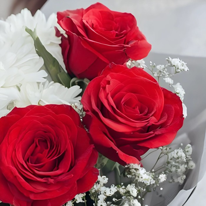 3 красные розы и кустовая хризантема