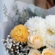 3 кремовые розы с хризантемой и гипсофилой