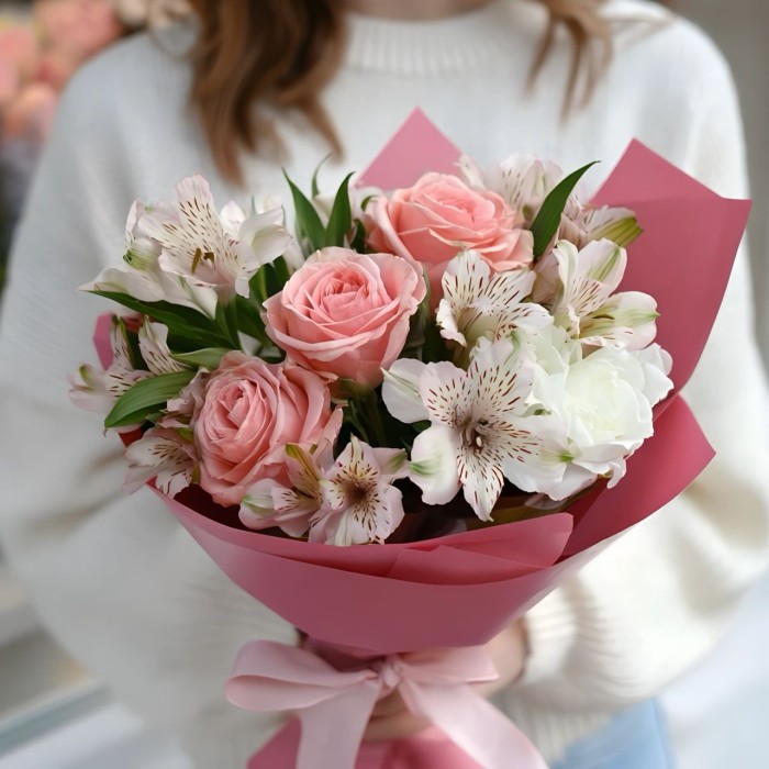 3 розовые розы с белыми альстромериями