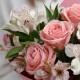3 розовые розы с белыми альстромериями