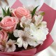 3 розовые розы с белыми альстромериями