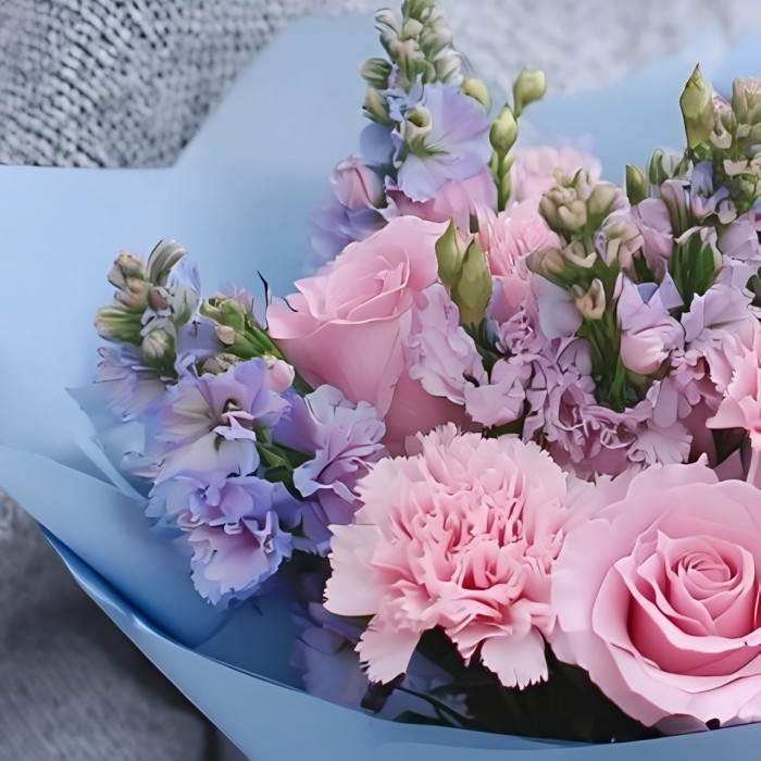 3 розовые розы с гвоздикой и маттиолой