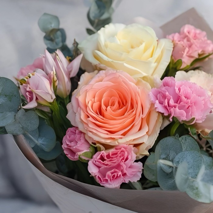 3 розы с кустовой гвоздикой и эвкалиптом