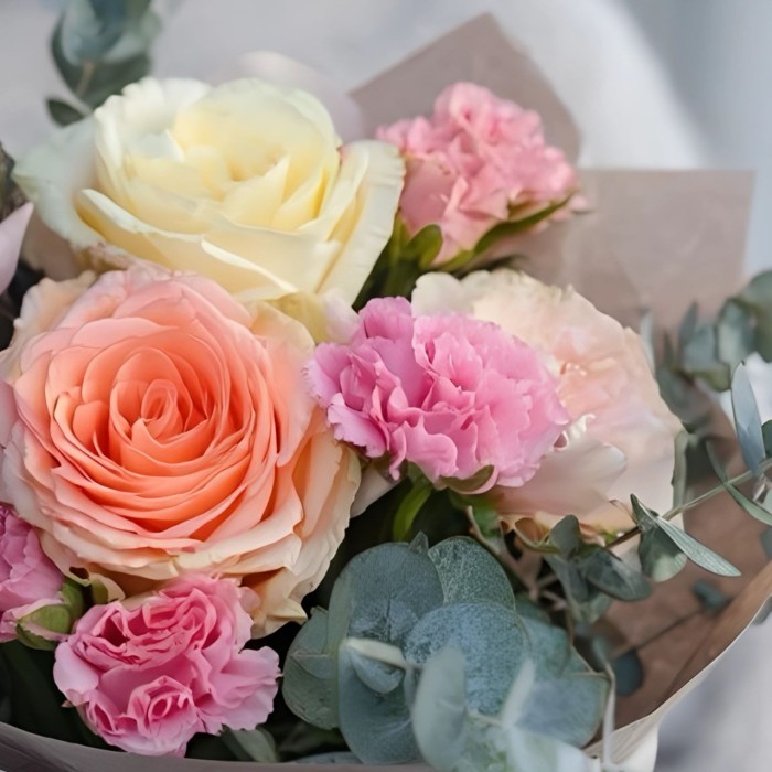 3 розы с кустовой гвоздикой и эвкалиптом