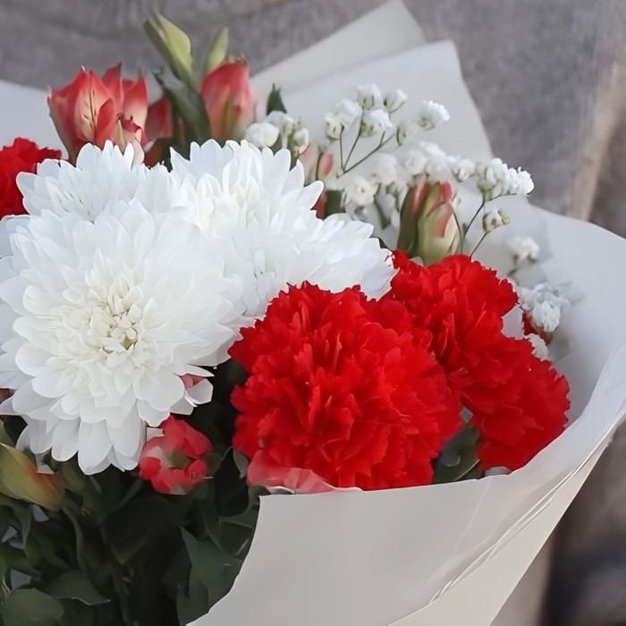 Хризантема с гвоздикой и альстромерией