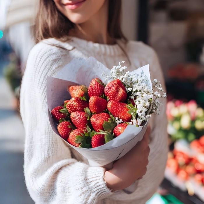 Букет клубника с гипсофилой