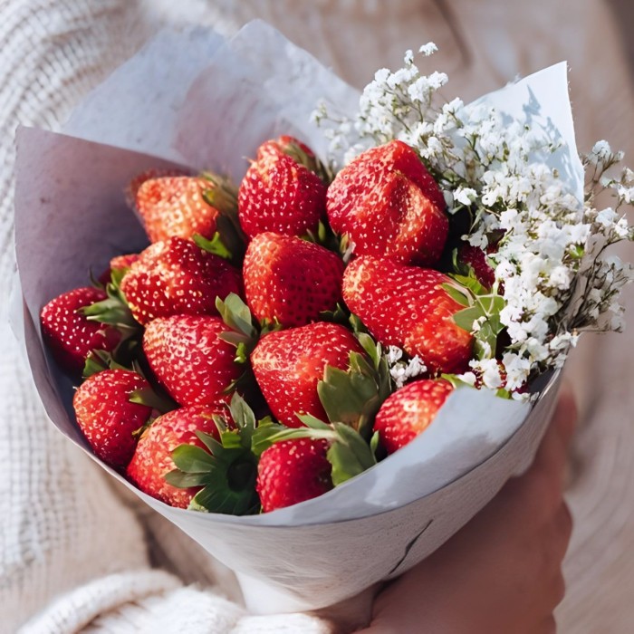 Букет клубника с гипсофилой